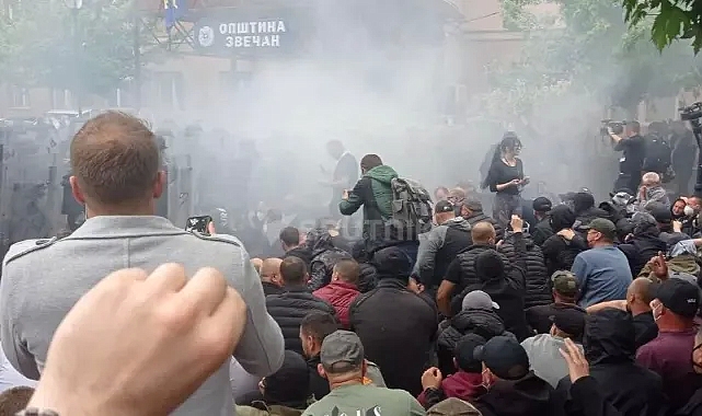 Sırplar, Kosova'nın kuzeyinde protesto düzenledi: KFOR güçleri biber gazıyla müdahale etti