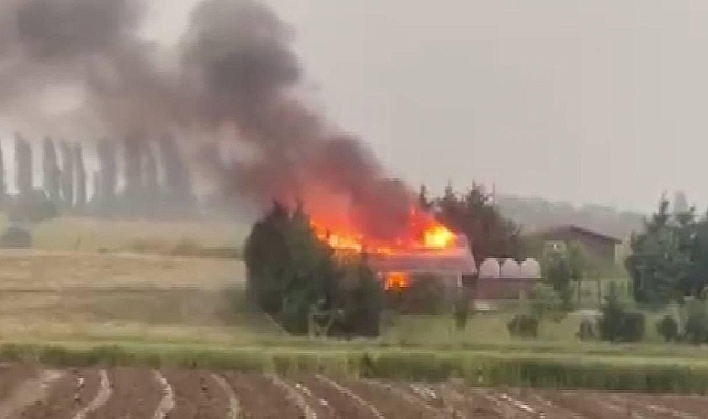 Tekirdağ'da yıldırım düşen villa yandı