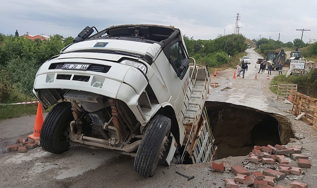 Yol, kamyonu yuttu