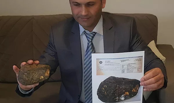 Yürüyüş yaparken gök taşı buldu, banka kasasında saklıyor: 'İyi bir alıcı çıkarsa satarım'