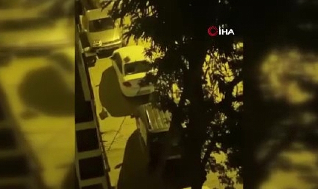 Alkollü adam komşusunun aracına taşla saldırdı, o anlar kameraya yansıdı