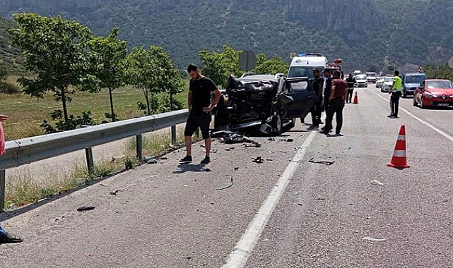 Antalya'da otomobil öğrenci servisine arkadan çarptı: 1 ölü