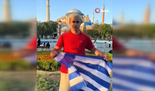 Ayasofya önünde Yunan bayrağı açarak provokasyon yaptı