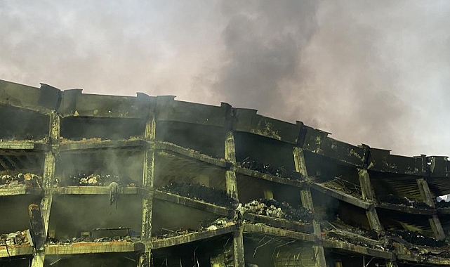 Başakşehir'de iş hanı yangının 3. gününde söndürme çalışmaları devam ediyor