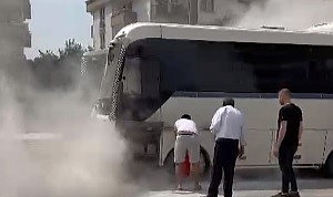 Bursa’da işçi taşıyan servis yanmaktan son anda kurtuldu