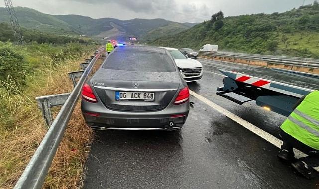 Bursa'da otobanda araçlar birbirine girdi.