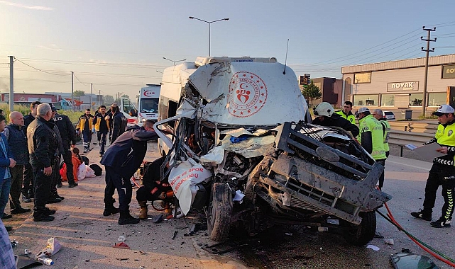 Bursa'da servis kamyona çarptı: 16 yaralı