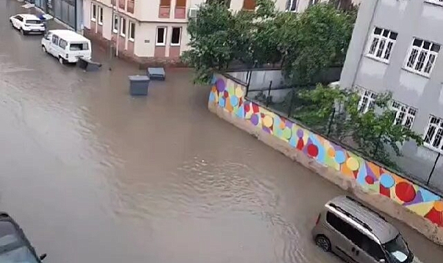 Bursa’da şiddetli yağış...Sokak ve caddeler göle döndü…