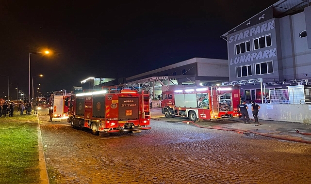 Bursa'da kauçuk fabrikasında çıkan yangına müdahale ediliyor