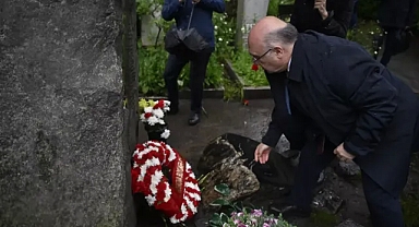 Büyük Türk şairi Nazım Hikmet, ölümünün 60. yılında Moskova'daki mezarı başında anıldı