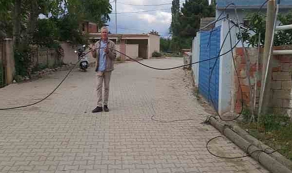 Direğe çarpan tır evleri internetsiz bıraktı