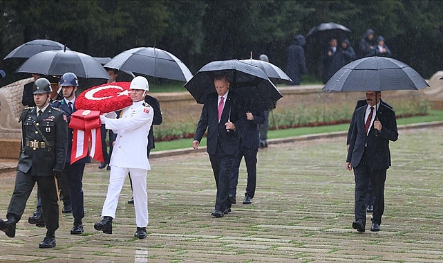 Erdoğan, Misak-ı Milli Kulesi’nde Anıtkabir Özel Defteri'ni imzadı.