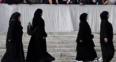 Fransa'da okullarda uzun elbise 'abaya' giyilmesinin yasaklanması gündemde