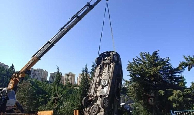Freni boşalan araç mezarların üzerine uçtu