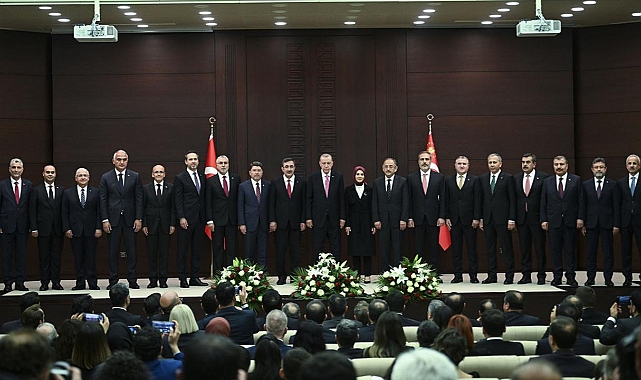 Görevi devredecek bakanlardan yeni kabine üyelerine tebrik