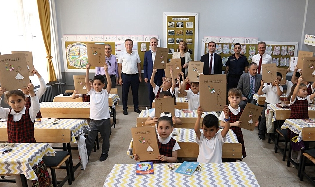 İnegöl protokolü öğrencilerin karne heyecanına ortak oldu