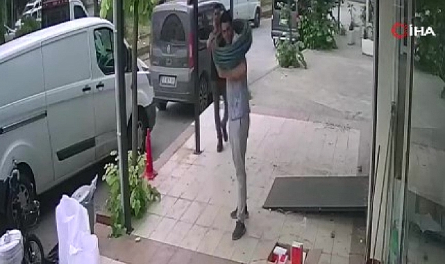 İzmir'de şaka gibi olay: Yolda yürürken boynuna kablo düştü