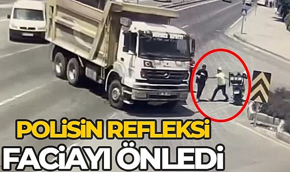 Kamyonu fark etmeyen genci polis kurtardı, ölümden kurtuluş kameraya yansıdı