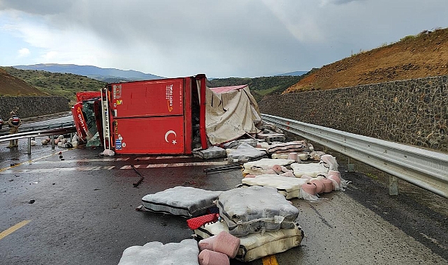 Kaza nedeniyle karayolu ulaşıma kapandı