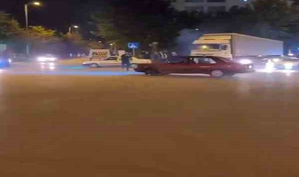 Kimseye aldırış etmeden drift attı