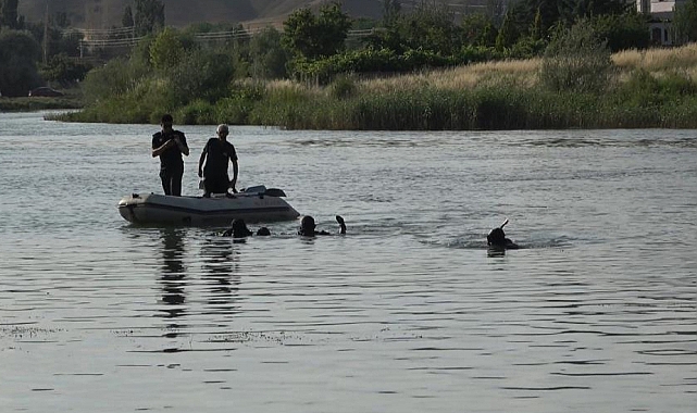 Kızılırmak'a düşen topu almak için suya giren 3 çocuk canından oldu