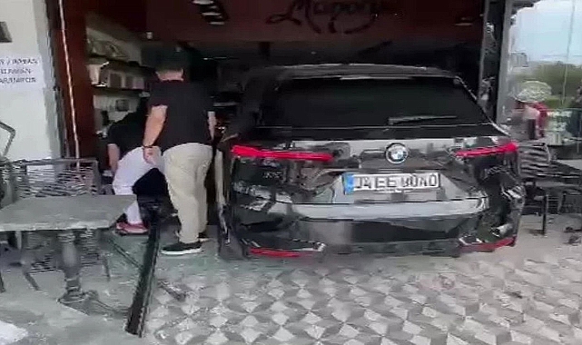 Kontrolden çıkan cip pastaneye daldı