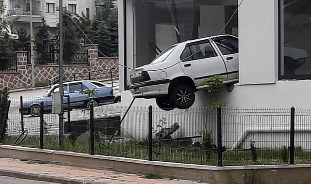 Kontrolünü kaybeden sürücü kaldırıma çarpıp duvarda asılı kaldı