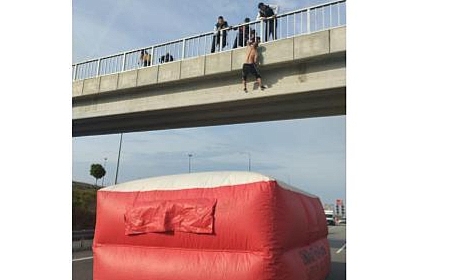Köprüden atlayan adamı itfaiyenin açtığı şişme yatak kurtardı