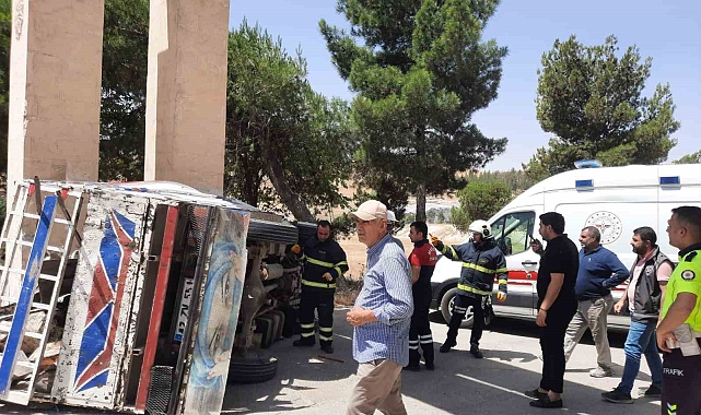 Mardin'de hurda yüklü araç devrildi: 1'i ağır 2 yaralı
