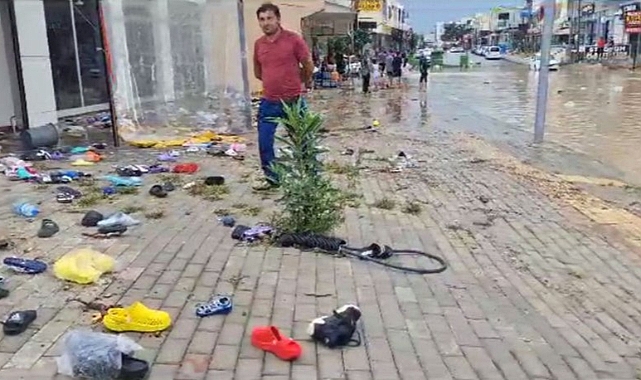 Sağanakta cadde ve sokaklar suyla doldu, yol kapandı