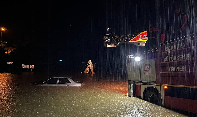 Sakarya'da sağanak: Dereler taştı, sokaklar su altında kaldı