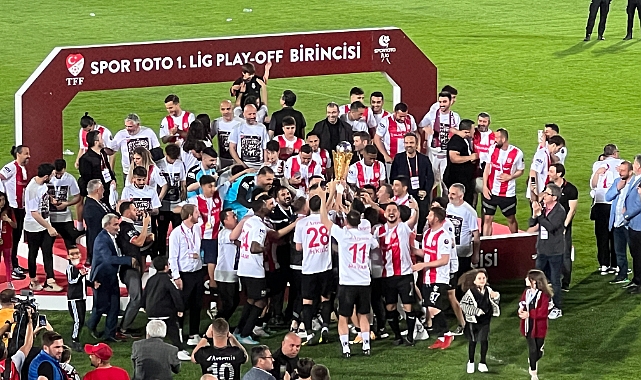 Süper Lig'e yükselen Pendikspor kupasını coşkuyla kaldırdı