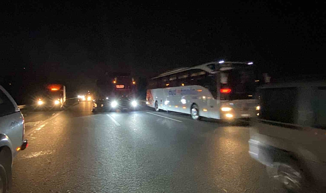 TEM'de alev topuna dönen tır trafiği durdurdu