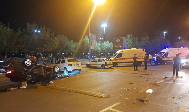 3 araca çarpan otomobil takla attı: 4 yaralı