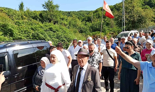48 yıl önce yapamadıkları düğünü 72 yaşında yaptılar