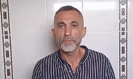 Arkadaşını satırla yaraladı