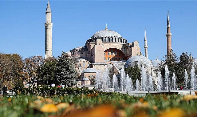 Ayasofya önünde Yunanistan bayrağı açan turiste Türkiye'ye giriş yasağı konuldu