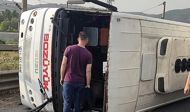 Bilecik'te otomobilin çarptığı işçi servisi devrildi: 11 yaralı