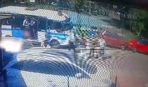 Bursa’da zincirleme kaza: Yolcu minibüsü park halindeki otomobile çarptı