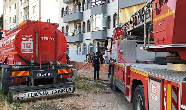 Bursa'da 5 katlı binanın çatı katında çıkan yangın söndürüldü