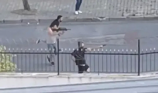Esenyurt'ta sokak ortasında silahlı çatışma: 2 kişi gözaltına alındı