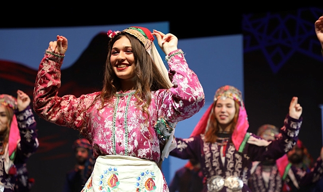 İnegöl Belediyesi Halk Dansları ekibi Bursa Festivali’ne renk kattı