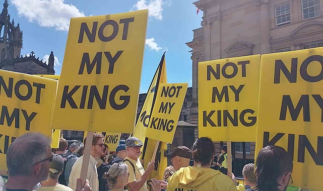 İngiltere Kral Charles'a İskoçya'da protesto