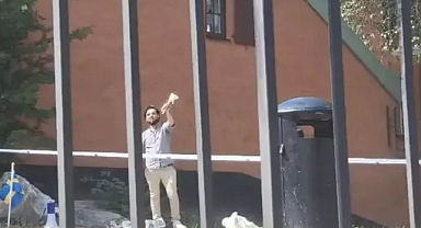 İsveç'te bu kez Kuran'ı tekmeleyip çiğneme eylemi