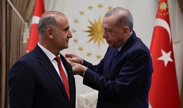 İYİ Parti’den istifa ederek AK Parti’ye katılan belediye başkanının rozetini Erdoğan taktı