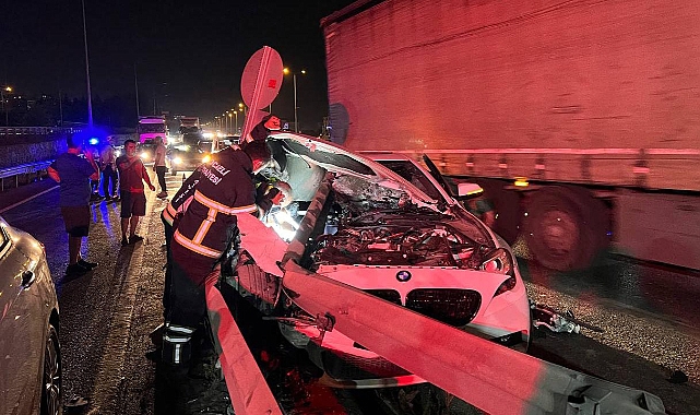 Kocaeli'de kontrolden çıkan otomobil bariyerlere çarptı: 3 yaralı
