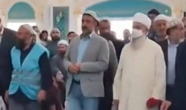 Menzil cemaati, Muhammed Saki Elhüseyni'i camide böyle karşıladı