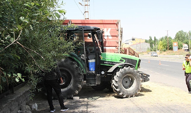 Muş'ta kaldırımda bekleyen aileye traktör çarptı: 1 kişi hayatını kaybetti, 2 kişi yaralandı