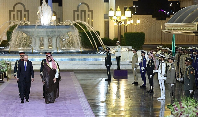 Suudi Arabistan'da resmi törenle karşılanan Cumhurbaşkanı Erdoğan, Veliaht Prens Selman ile görüştü