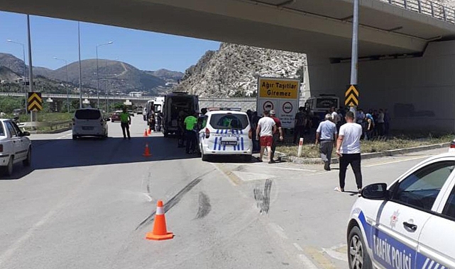 Yolcu minibüsü ile otomobil çarpıştı: 21 yaralı